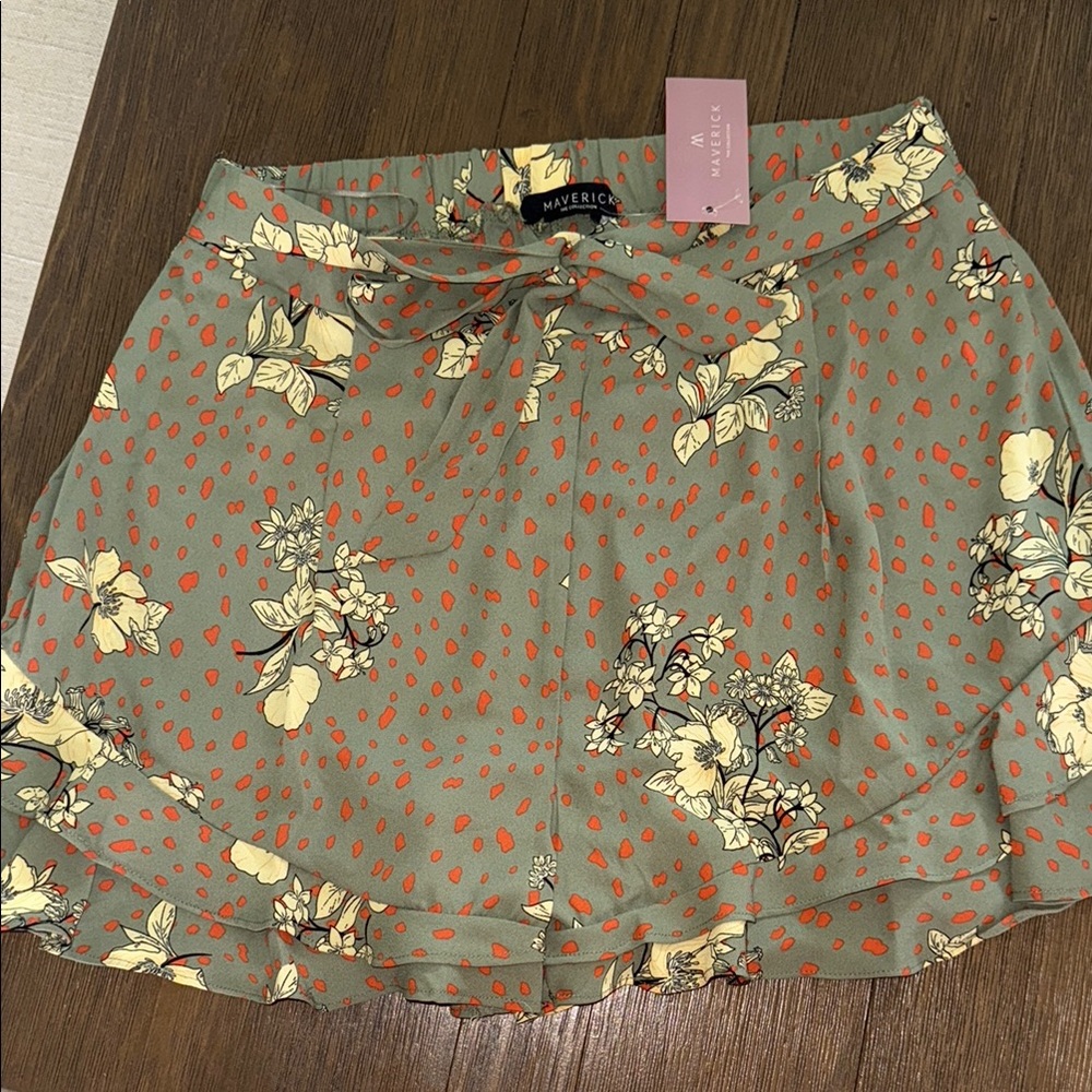 Maverick NWT Floral Green and Orange high waisted Shorts medium